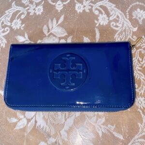 TORY BURCH ZIP AROUND WALLET DEEP BLUE PATENT LEATHER RARE BEAUTY 8x4.5”